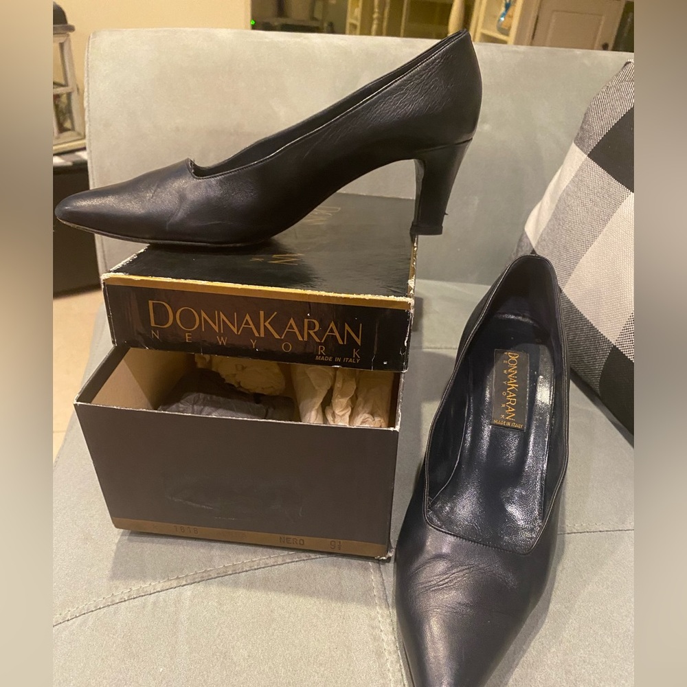 Womens Donna Karan couture 2 1/2 in pump navy shoe made in Italy